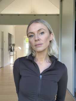 #27941 Julie Glud